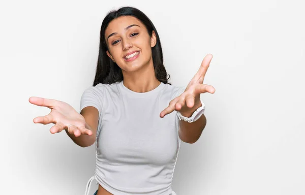Jong Hispanic Meisje Dragen Casual Wit Shirt Glimlachend Vrolijk Aanbieden — Stockfoto