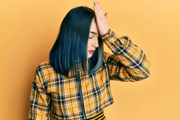 Young Modern Girl Wearing Casual Yellow Shirt Surprised Hand Head — Stockfoto
