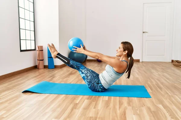 Junge Lateinamerikanerin Lächelt Selbstbewusst Und Trainiert Bauchmuskeln Mit Ball Sportzentrum — Stockfoto