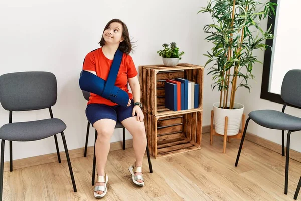 Young Syndrome Woman Sitting Doctor Waiting Room Arm Injury Smiling — Stockfoto