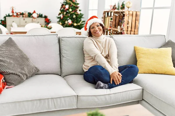 Mulher Hispânica Meia Idade Sorrindo Feliz Usando Chapéu Natal Sentado — Fotografia de Stock