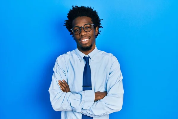 Ein Junger Afrikanisch Amerikanischer Mann Businesskleidung Lächelt Glücklich Mit Verschränkten — Stockfoto