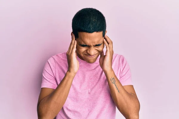 Νεαρός Όμορφος Ισπανόφωνος Ροζ Shirt Που Καλύπτει Αυτιά Δάχτυλα Ενοχλημένη — Φωτογραφία Αρχείου