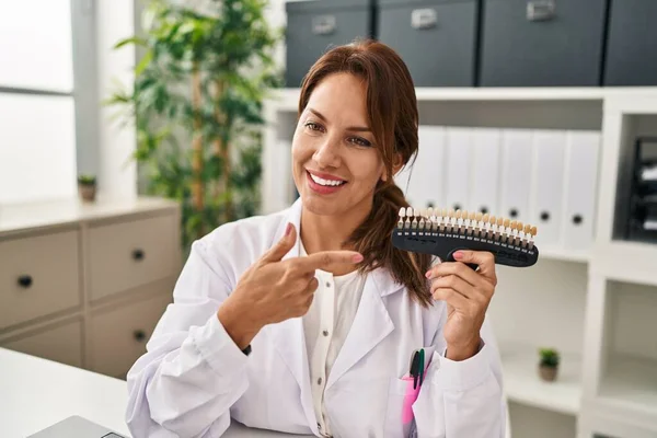 Mujer Latina Joven Usando Uniforme Dentista Sosteniendo Prueba Blanqueamiento Clínica — Foto de Stock