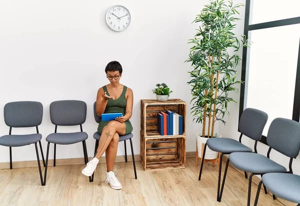 Young Hispanic Woman Having Video Call Sitting Chair Waiting Room — Stockfoto