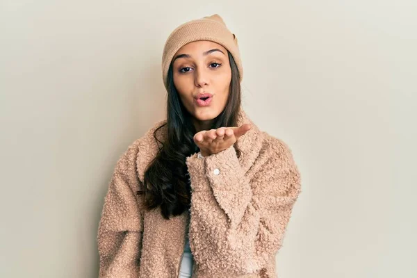 Young Hispanic Woman Wearing Wool Sweater Winter Hat Looking Camera — 스톡 사진