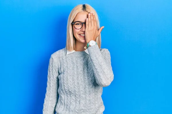 Güzel Sarışın Kadın Gözlük Takıyor Bir Gözünü Eliyle Kapatıyor Yüzünde — Stok fotoğraf