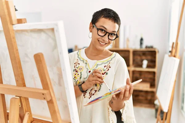 Joven Mujer Hispana Sonriendo Confiado Dibujo Estudio Arte — Foto de Stock