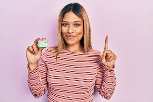 Hermosa Mujer Hispana Sosteniendo Crema Hidratante Cosmética Sonriendo Con Una —  Fotos de Stock