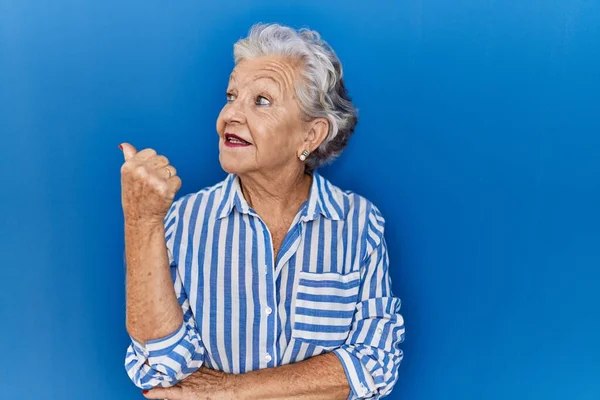 Senior Woman Grey Hair Standing Blue Background Smiling Happy Face — Foto Stock