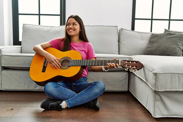 Jovem Latina Tocando Guitarra Clássica Sentada Chão Casa — Fotografia de Stock