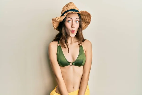 Junge Brünette Frau Bikini Verängstigt Und Schockiert Mit Überraschendem Ausdruck — Stockfoto