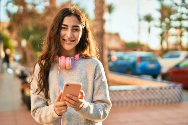 Молода Дівчина Близького Сходу Посміхається Щаслива Використовуючи Смартфон Навушники Місті — стокове фото