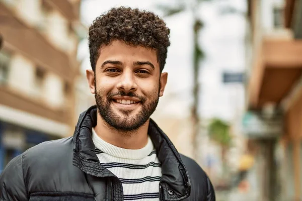 Giovane Arabo Uomo Sorridente All Aperto Alla Città — Foto Stock