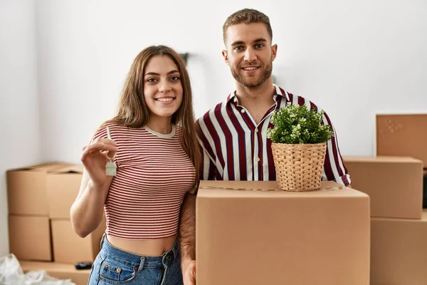 Jovem Casal Caucasiano Sorrindo Feliz Segurando Caixa Papelão Chave Nova — Fotografia de Stock