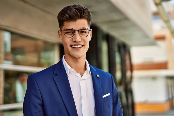 Junger Mann Lächelt Selbstbewusst Anzug Und Brille Auf Der Straße — Stockfoto