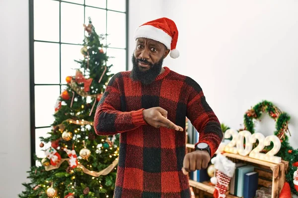 African American Man Wearing Santa Claus Hat Standing Christmas Tree — ストック写真
