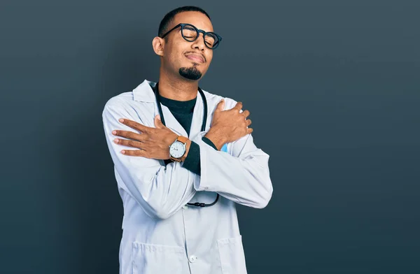 Young African American Man Wearing Doctor Uniform Stethoscope Hugging Oneself — 스톡 사진