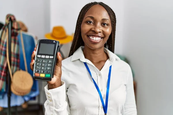Jovem Afro Americana Lojista Mulher Sorrindo Feliz Usando Telefone Dados — Fotografia de Stock