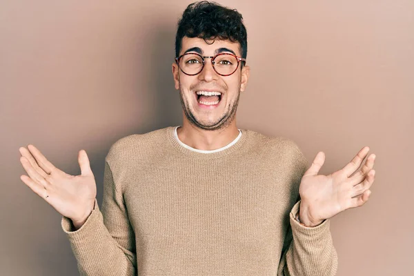 Mladý Hispánec Neformálních Šatech Brýlích Oslavující Šílenost Úžas Nad Úspěchem — Stock fotografie