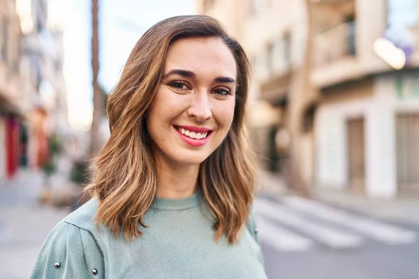 Mujer Joven Sonriendo Confiada Pie Calle — Foto de Stock