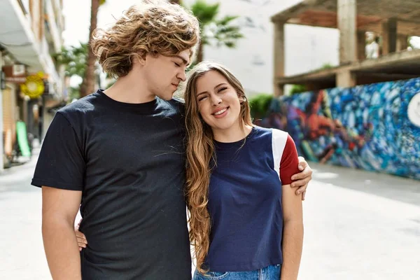 Jovem Casal Caucasiano Sorrindo Feliz Abraçando Cidade — Fotografia de Stock