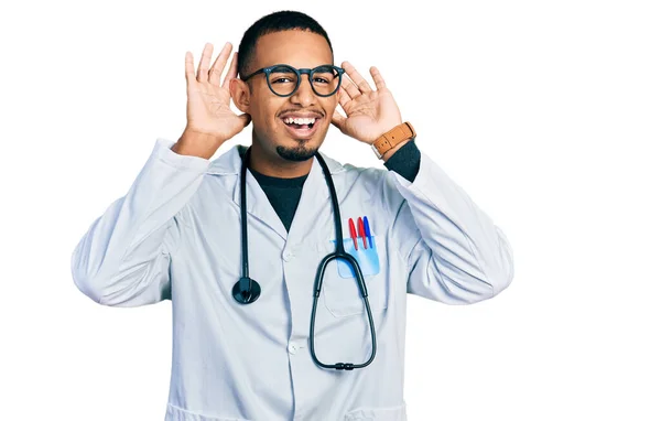 Joven Hombre Afroamericano Vistiendo Uniforme Médico Estetoscopio Sonriendo Alegre Jugando — Foto de Stock