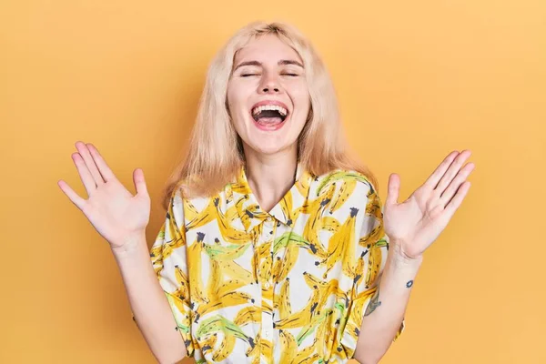 Beautiful Caucasian Woman Blond Hair Wearing Colorful Shirt Celebrating Mad — Stockfoto