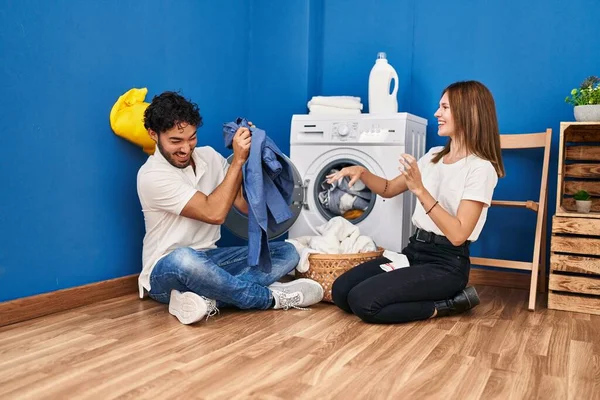 Uomo Donna Coppia Sorridente Fiducioso Giocare Con Pulizia Dei Vestiti — Foto Stock