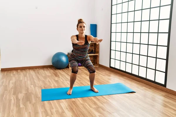 Young Woman Stretching Sport Center — ストック写真