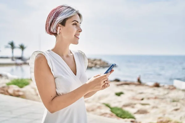 코카서스 소녀는 해변에서 이어폰 스마트폰으로 행복하게 — 스톡 사진