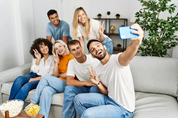 Grupo Jóvenes Amigos Sonriendo Felices Haciendo Selfie Por Teléfono Inteligente —  Fotos de Stock