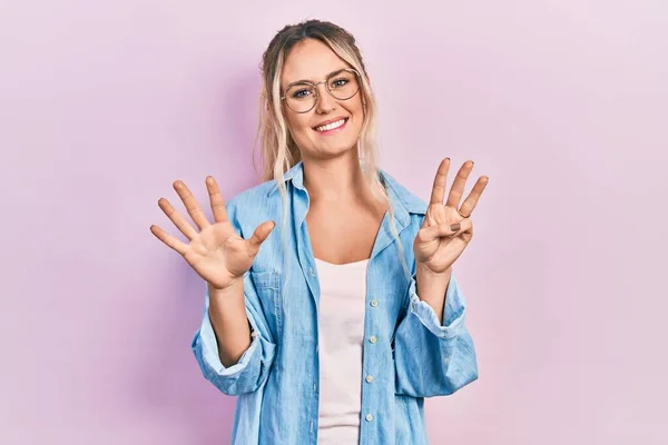 Vacker Ung Blond Kvinna Bär Casual Kläder Och Glasögon Visar — Stockfoto