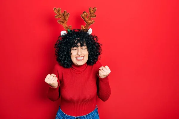 Young Middle East Woman Wearing Cute Christmas Reindeer Horns Very — Stock fotografie