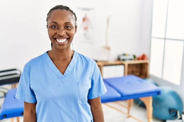 Black Woman Braids Working Pain Recovery Clinic Happy Cool Smile — Stockfoto