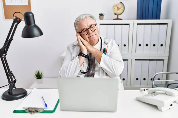 Senior Caucasian Man Wearing Doctor Uniform Stethoscope Clinic Sleeping Tired — 스톡 사진