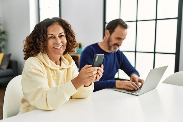 Hispanisches Paar Mittleren Alters Lächelt Glücklich Mit Laptop Und Smartphone — Stockfoto