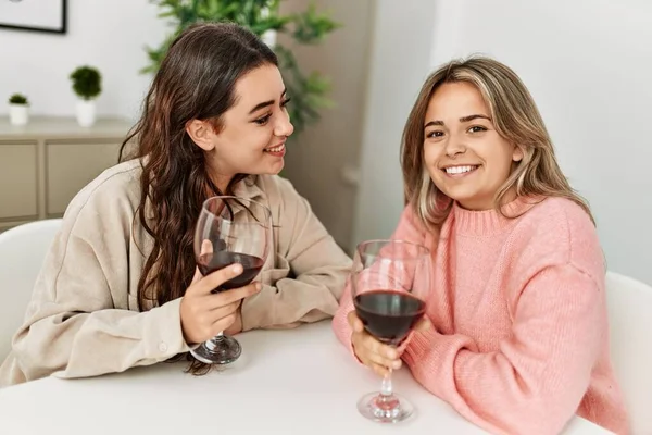 Young Couple Smiling Happy Toasting Red Wine Glass Home — Stock Photo, Image