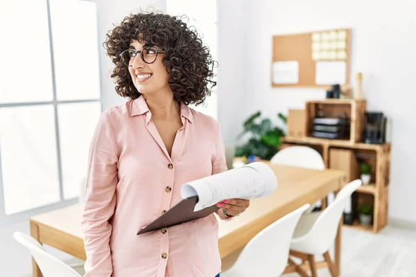 Young Middle Eastern Woman Wearing Business Style Office Smiling Looking — ストック写真