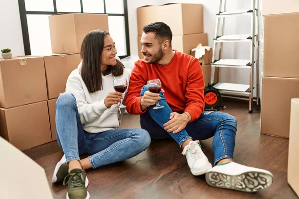 Young Latin Couple Smiling Happy Toasting Red Wine New Home — Stock Photo, Image