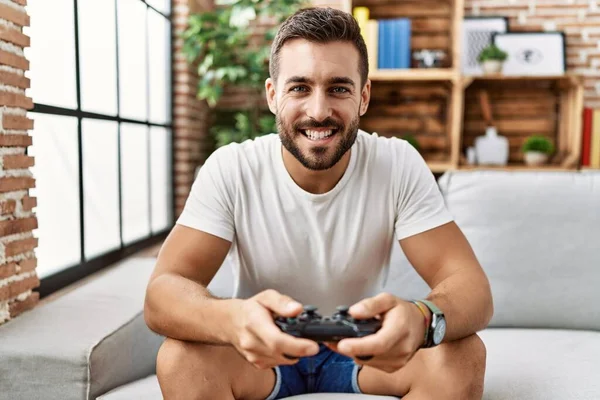 Mladý Hispánec Muž Usměvavý Sebevědomě Hrát Videohry Doma — Stock fotografie