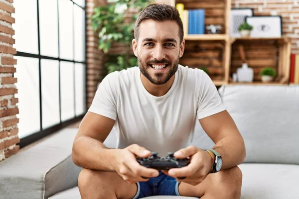 Giovane Uomo Ispanico Sorridente Fiducioso Giocare Videogioco Casa — Foto Stock