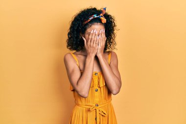 Ağlarken suratını ellerle kapatan üzgün ifadeli yaz elbisesi giyen genç Latin kız. depresyon kavramı. 