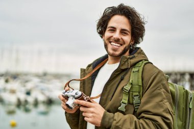 Marina Limanı 'nda klasik kamera kullanan yakışıklı İspanyol adam.