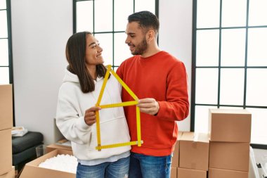 Genç latin çift gülümsüyor mutlu ev projeleri yeni ev..