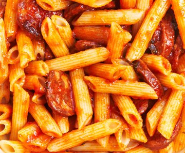  Bir demet İtalyan makarnası pepperonili ve domates soslu.