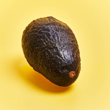  Sarı arkaplanda avokado meyvesi