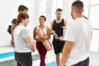 Spor merkezinde duran ve konuşan bir grup genç sporcu..