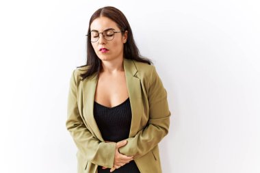 Genç esmer kadın midesi üzerinde el üstünde duran izole bir arka plan. Çünkü hazımsızlık, acı verici bir hastalık kendini iyi hissetmiyor. Ağrı kavramı. 