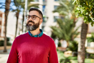 Genç İspanyol yönetici şehirde mutlu bir şekilde dikiliyor..